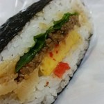 おむすび専科 - 本格的なガパオ味の「おにぎらず ガパオ (320円)」