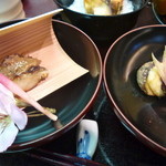 日本料理 対い鶴 - 左：ドンコの味噌炙り　右：シイタケと帆立の挟み焼き。　焼いたドンコを食べるのは初めてです。勿論美味しいです