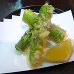 日本料理 対い鶴 - アスパラガスの天ぷら