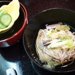 日本料理 対い鶴 - 山菜そばとうるいの浅漬け。見た目が春らしくて素敵ですね