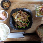 Raisukyouwakoku - 今週の気まぐれ定食は牛肉とニンニクの芽のスタミナ炒めです。豆板醤が食を進めます。ご飯に合う最高の定食です。ご馳走様でした。