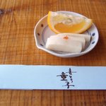 麦とろ童子 - 最初に出てくる「ニューサマーオレンジと大根の漬物」