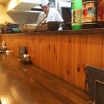 魚菜 由良 - 1階のカウンターは6席。前客が出立の数分後に後続の予約客が入って来ました。