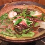 魚菜 由良 - 桜海老の鍋。鍋の縁の味噌でいただきます。