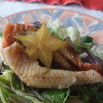 白身魚サラダ仕立て黒酢ソース（1260円）