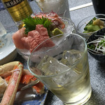 ハゲ天  - お通しは牛煮込み、久能の新生姜、マグロ桜海老盛り、ズワイガニ、、。