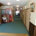 中華そば処 琴平荘 - ②開店すると入り口で従業員の方から人数と聞かれ番号札を受け取り下駄箱に靴を入れます。階段のあるところを右折する