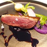 Élan - ランチコース 5940円 の青森県産バルバリー種の鴨ロースと東京小野菜