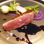 Élan - ランチコース 5940円 の青森県産バルバリー種の鴨ロースと東京小野菜