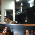 もつやき たろう - 奥の壁が焼き台