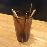 もつやき たろう - 串入れ，この数を数えてお会計，以前はサプリのプラスチック瓶を再利用してました