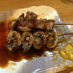 もつやき たろう - 手前はこぶくろ，他店では出せない新鮮さです！