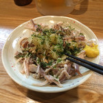 もつやき たろう - がつ生，これも名物！
      自分で酢・醤油・青海苔・ごま油・辛子で味付け