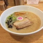 カーザ ルカ - ラー博は俺の社員食堂。  ミニミラノとんこつラーメソ！  なるとがキュート♡  肉もマー油も良かったナ