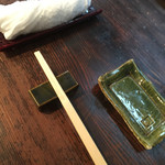 御すし 宇佐美 - 温かいお手拭きと箸と醤油受け