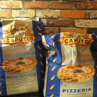 こだわりの釜焼きピッツァ！！毎日、生地からつくります！！