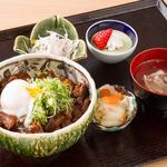 5. 瑞浪ボーノポーク土手煮丼温玉のせ