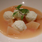 osteria LIU - 白桃のスープ、白桃のコンポートとヨーグルトのソルベットを浮かべて