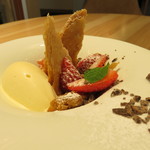 トラットリア フラテッリ ガッルーラ - いちごのミルフィーユ　練乳のジェラートフラテッリ風