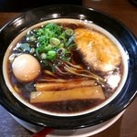 金久右衛門 - 大阪ブラック (太麺、味玉トッピング) 820円