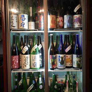 日本酒は無濾過生原酒を中心に約50種類をほぼ週替わりでご用意