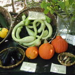 エンボカ 軽井沢 - 店頭に置かれている野菜