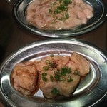 焼肉　丸幸 - 向こうが塩ホルモン
手前がプルプルの小腸