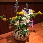 楮はなれ - テーブルの花