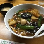 ホワイトハウス - 鶏うま煮丼★
      久しぶりのホワハ！
      真ん中には干し椎茸。
      ピーマンなど野菜たっぷり。
      あんが多くてもったり、、
      
      お皿は顔より大きい！
      筍いり味噌汁はオシャレ！
