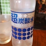 ピッツェリア ダ マッシモ - シュワッと炭酸水です(2016年3月)。