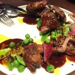 レストランユニック - 鳩と緑の豆類とハーブで香り付けしたオイル