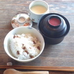 韻松亭 - 豆ご飯と赤出汁、茶わん蒸し。
