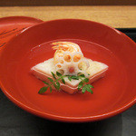 白 - 2】お椀:新玉葱真丈 山芋 桜海老のせ 澄まし仕立て(3月夜コース)