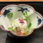 白 - 3】アオリイカ造り 胴の湯引き 行者油 げそ肝和え(3月夜コース)