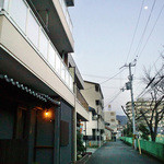 白 - (2016.3月)。奥ゆかしい佇まいの白(つくも) 空には月