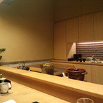 白 - (2016.3月)趣のある店内はカウンターとテーブルがあります