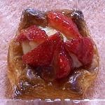 パン屋カフェ キャトル - ベーカリーコーナー：苺のデニッシュ