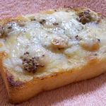 パン屋カフェ キャトル - ベーカリーコーナー：海老とくるみのピッツア