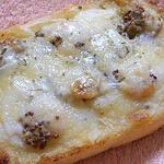パン屋カフェ キャトル - ベーカリーコーナー：海老とくるみのピッツア