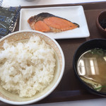すき家 - 朝食５時〜１０時３０分
鮭定食＝３９０円