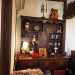 鬱花 - レジ脇の家具。右下の小引き出しの家具がレジボックスでした。