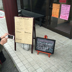 アメリカンダイニング レッド ネック - 入口看板と、粉さんの手w