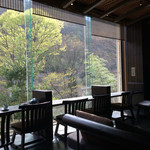 界 川治 - 男鹿川を望みながら読書やティータイム。