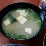 ゆうき - 白味噌仕立ての味噌汁は甘めだけど出汁がしっかり効いていて美味しい♪