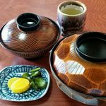 ゆうき - カツ丼、味噌汁は蓋付きで登場！