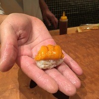 寿司 向月 本館 - 歯舞の雲丹は手渡しで