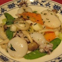 横浜中華街 重慶飯店 本館 - ホタテとイカの塩味炒め　バジル風味