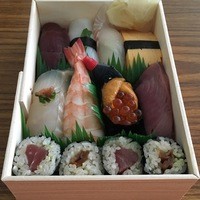 松寿司 - 中はこんな感じ。ウニいくらが旨〜い♪