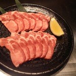 Grilled tongue with salt
