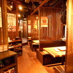 ホルモン焼道場 蔵 - 木目作りの落ち着いた店内